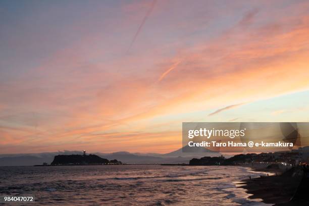 sunset red-colored clouds on mt. fuji, northern pacific ocean and enoshima island in japan - península de miura fotografías e imágenes de stock