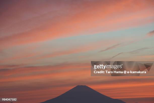 sunset orange-colored clouds on mt. fuji in japan - 三浦半島 ストックフォトと画像