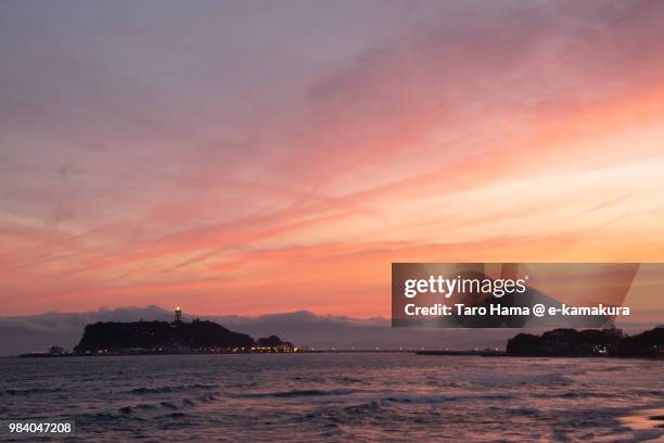 sunset red-colored clouds on mt. fuji, northern pacific ocean and enoshima island in japan - 三浦半島 ストックフォトと画像