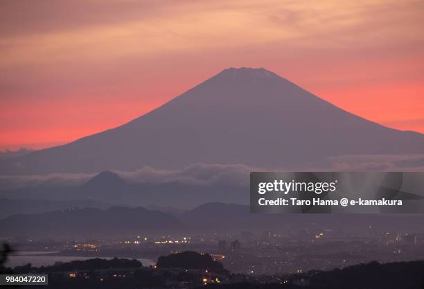 sunset red-colored clouds on mt. fuji and northern pacific ocean in japan - península de miura fotografías e imágenes de stock