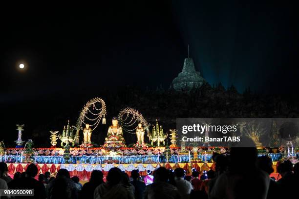 vesak dag in borobudur tempel - tabs stockfoto's en -beelden