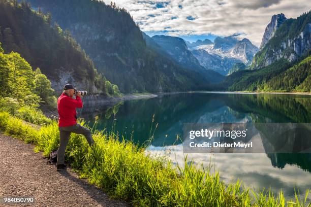 fotograf am gosausee mit dachstein-blick - alpen - dieter meyrl stock-fotos und bilder