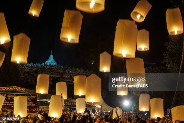 vesak dag in borobudur tempel - vesakha puja stockfoto's en -beelden