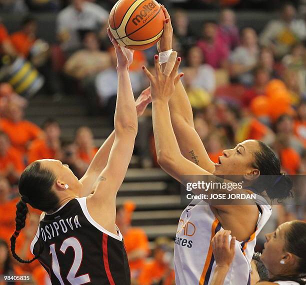 Ros Casares' Ekaterina Lisin vies with Spartak Moscow's Irina Osipova during their Women's Euroleague Basketball final match at Fuente San Luis...