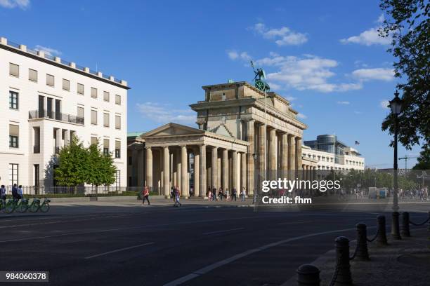 brandenburger tor (brandenburg gate) - (berlin, germany) - pariser platz stock-fotos und bilder