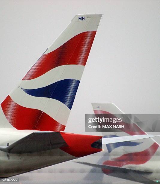 Two British Airways jets taxi in the fog, Nieuwsfoto's