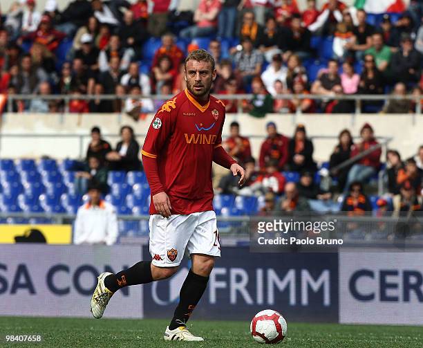 Daniele De Rossi of AS Roma in action during the Serie A match between AS Roma and Atalanta BC at Stadio Olimpico on April 11, 2010 in Rome, Italy.