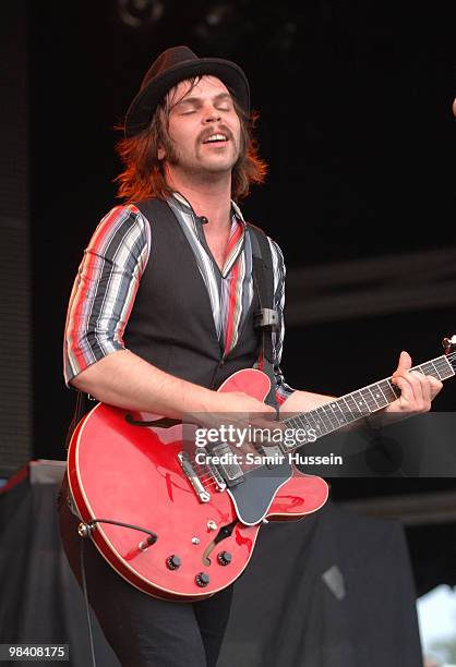 Gaz Coombes of Supergrass performs on the main stage during the Get Loaded In The Park festival on Clapham Common on August 24, 2008 in London,...