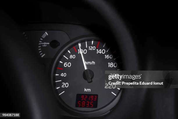 dial mileage - snelheidsmeter stockfoto's en -beelden