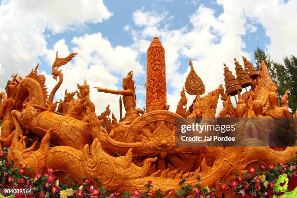 candle festival thai art  candle wax in ubonratchathani, thailan - ubon ratchathani stockfoto's en -beelden