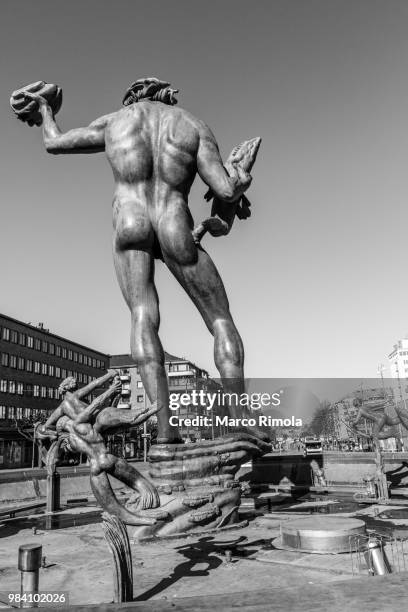 poseidon gothenburg - poseidon statue stockfoto's en -beelden