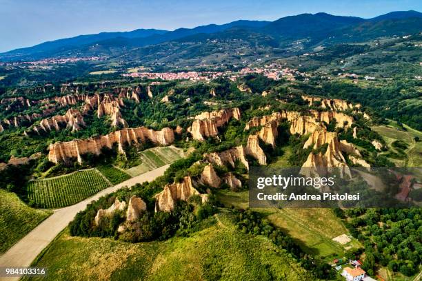 balze del valdarno natural park, tuscany, italy - a balze stock-fotos und bilder