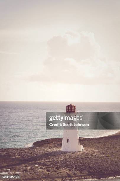 lonely lighthouse - scott johnson photos photos et images de collection
