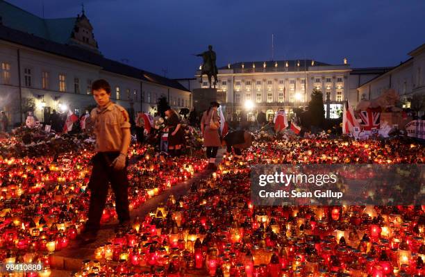 Polish scouts arrange candles from mourners outside the Presidential Palace in memory of late Polish President Lech Kaczynski on April 12, 2010 in...