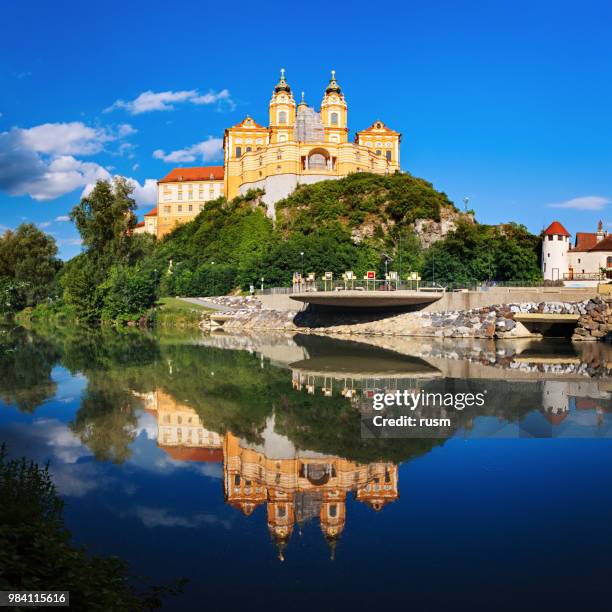 panorama della famosa chiesa di san pietro e paolo nell'abbazia benedettina di melk, valle di wachau, bassa austria - abbazia foto e immagini stock