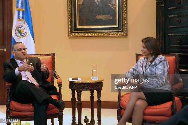 Salvadorean President Mauricio Funes speaks with Costa Rican president elect Laura Chichilla during a meeting at the presidential house in San...