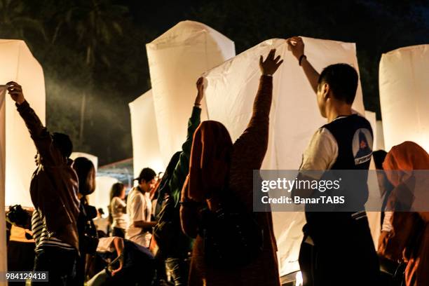 vesak dag - tabs stockfoto's en -beelden