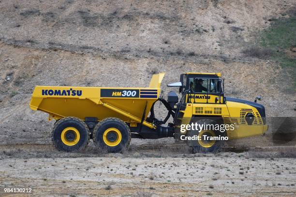 komatsu hm300 in motion - 6x6 stock pictures, royalty-free photos & images