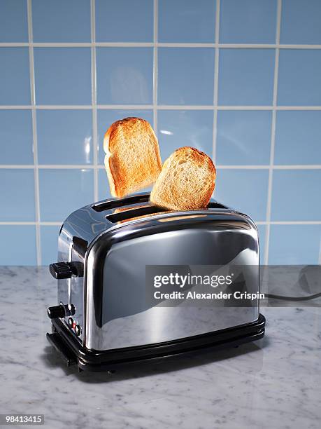 toasts in a toaster. - toaster stockfoto's en -beelden