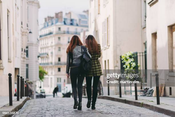 twee vrienden lopen in de stad - paris street woman stockfoto's en -beelden