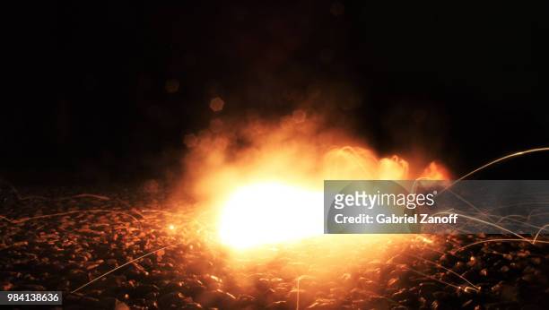 burning steel wool - burning steel wool firework stock-fotos und bilder