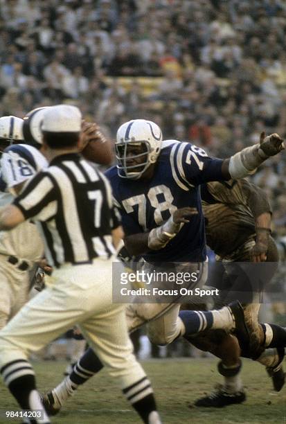 1960s: Defensive Tackle Bubba Smith of the Baltimore Colts chases quarterback Roman Gabriel of the Los Angeles Rams circa late 1960's during an NFL...