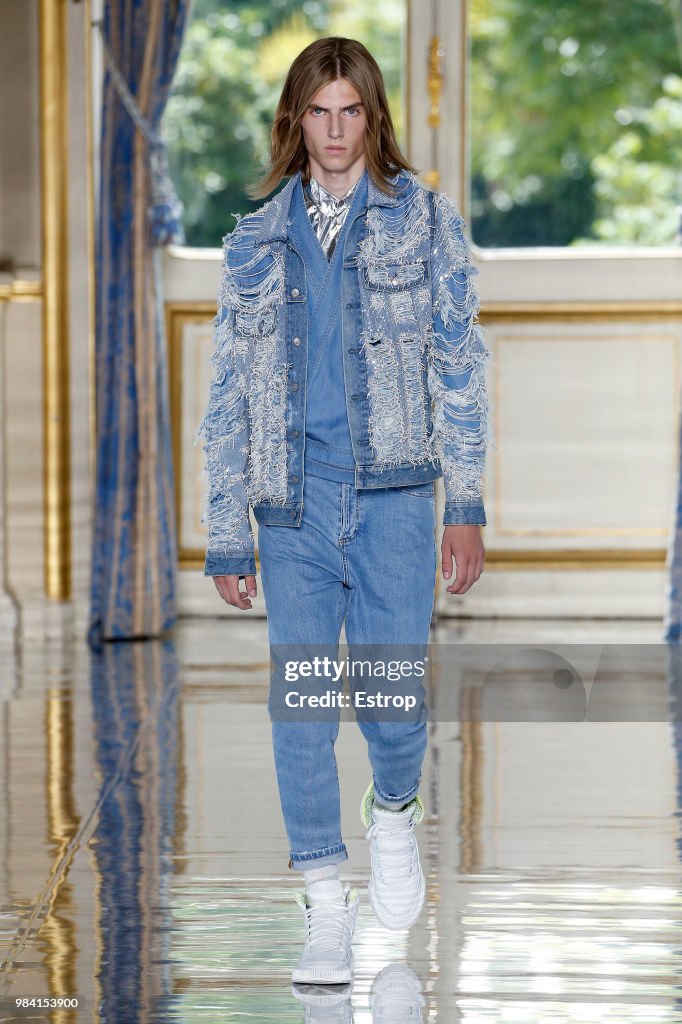 Balmain: Runway - Paris Fashion Week - Menswear Spring/Summer 2019