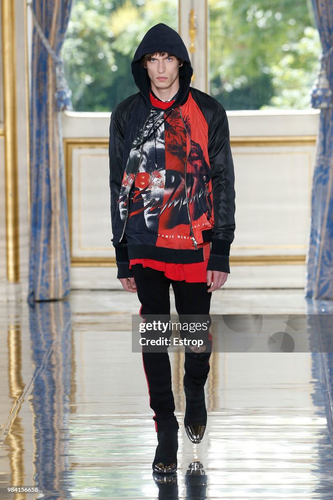 Balmain: Runway - Paris Fashion Week - Menswear Spring/Summer 2019