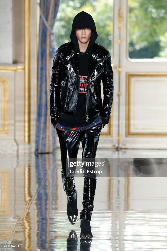 Balmain: Runway - Paris Fashion Week - Menswear Spring/Summer 2019