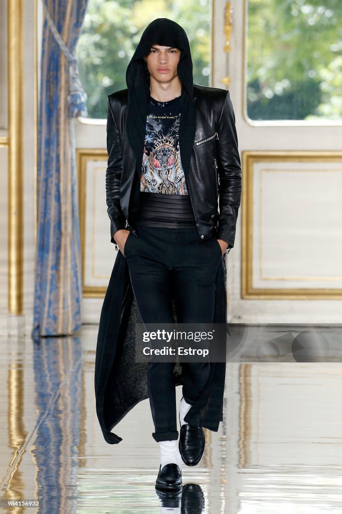 Balmain: Runway - Paris Fashion Week - Menswear Spring/Summer 2019