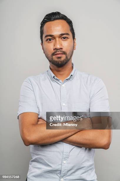 brazos cruzaron malasia hombre retrato - mlenny photography fotografías e imágenes de stock
