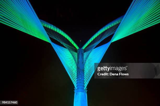 seri wawasan bridge (pjs international sdn. bhd., 2003). puente iluminado con colores - iluminado 個照片及圖片檔