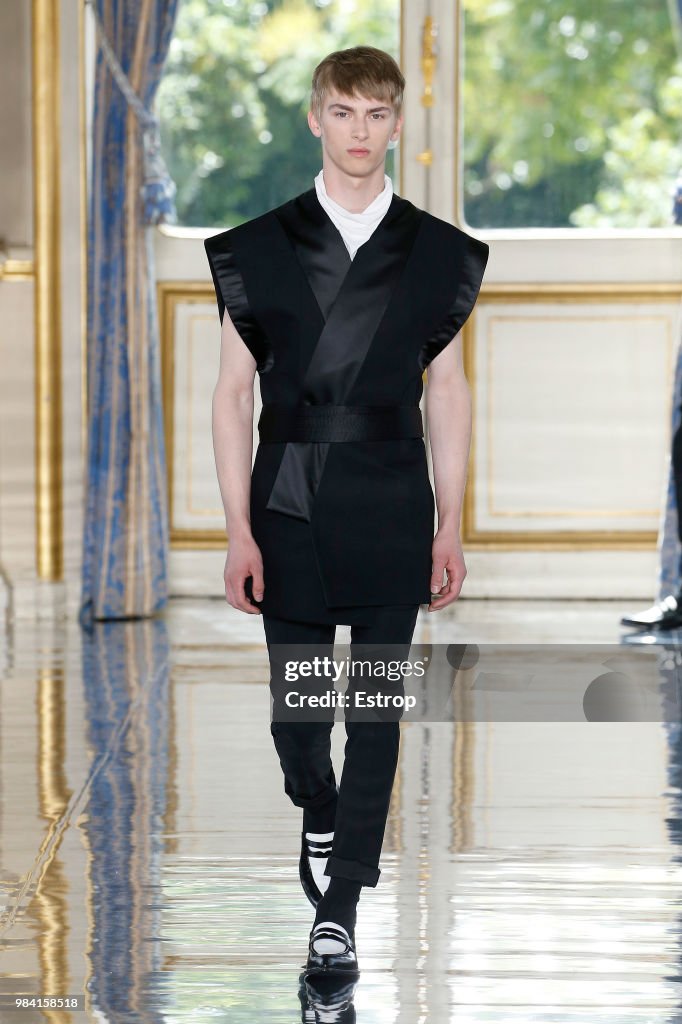 Balmain: Runway - Paris Fashion Week - Menswear Spring/Summer 2019