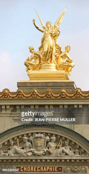Photo prise le 19 mai 2000 d'une partie de la façade du Palais Garnier de l'Opéra de Paris à moitié dévoilée au regard des passants. La restauration...