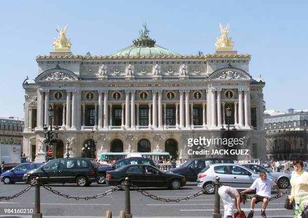 Photo prise le 20 juin 2000 à Paris de la façade nouvellement restaurée du Palais Garnier. Les travaux, conduits par l'architecte en chef des...