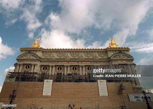 La façade du Palais Garnier de l'Opéra de Paris, est le 19 mai 2000 à moitié dévoilée au regard des passants. La restauration d'un des monuments les...
