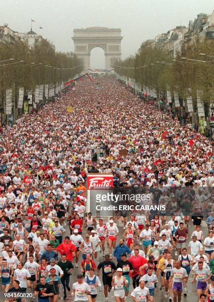 Vue générale sur les Champs-Elysées le 05 avril du départ du 22e Marathon de Paris qui réunit cette année quelque 22.000 participants sur un parcours...