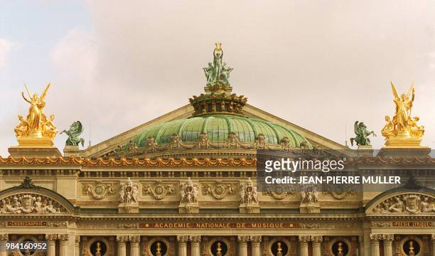 Photo prise le 19 mai 2000 d'une partie de la façade du Palais Garnier de l'Opéra de Paris à moitié dévoilée au regard des passants. La restauration...