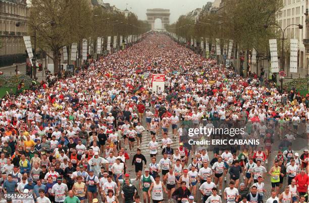 Vue générale sur les Champs-Elysées le 05 avril du départ du 22e Marathon de Paris qui réunit cette année quelque 22.000 participants sur un parcours...