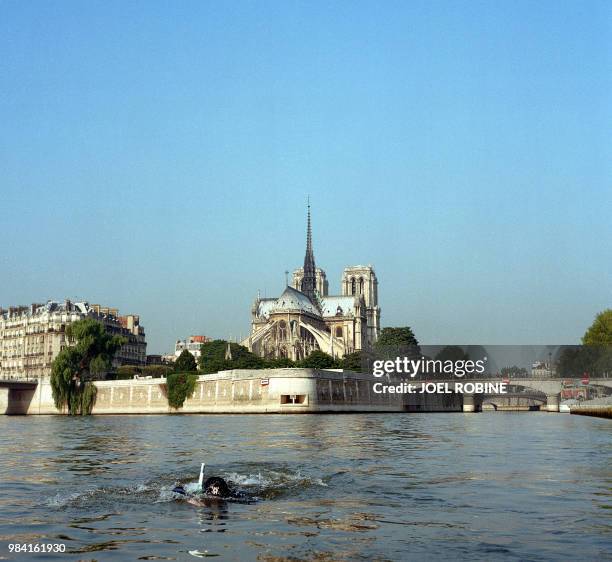 La police fluviale effectue le 26 juillet 2001 un exercice de secourisme sur la Seine à Paris. A member of the river police practices first aid...
