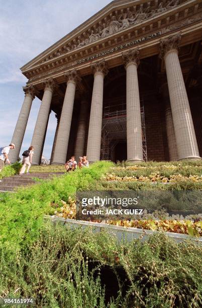 Quatre massifs de fleurs sont plantés devant l'église de la Madeleine, le 04 août 1999 à Paris. Les massifs installés à l'initiative de la ville de...