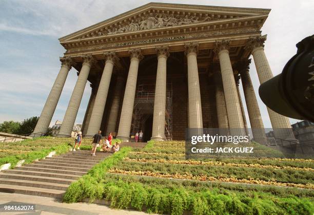 Quatre massifs de fleurs sont plantés devant l'église de la Madeleine, le 04 août 1999 à Paris. Les massifs installés à l'initiative de la ville de...