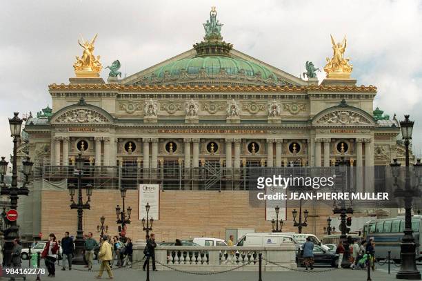 La façade du Palais Garnier de l'Opéra de Paris, est le 19 mai 2000 à moitié dévoilée au regard des passants. La restauration d'un des monuments les...