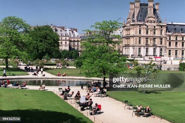 Des personnes prennent un bain de soleil, le 16 mai 2002 dans les jardins des Tuilleries à Paris. Les températures maximales ont oscillé entre 26 à...