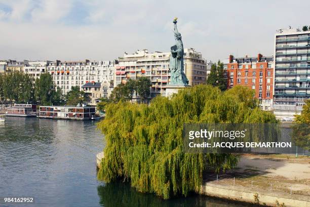 Photo prise le 1er octobre 2002 à l'extrémité ouest de l'île aux Cygnes à Paris, de la statue « La Liberté éclairant le monde », offerte à la France...