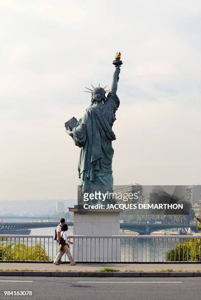 Photo prise le 1er octobre 2002 à l'extrémité ouest de l'île aux Cygnes à Paris, de la statue « La Liberté éclairant le monde », offerte à la France...