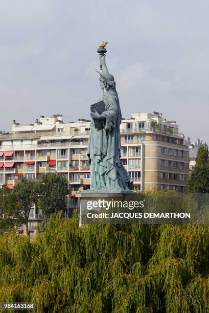 Photo prise le 1er octobre 2002 à l'extrémité ouest de l'île aux Cygnes à Paris, de la statue « La Liberté éclairant le monde », offerte à la France...