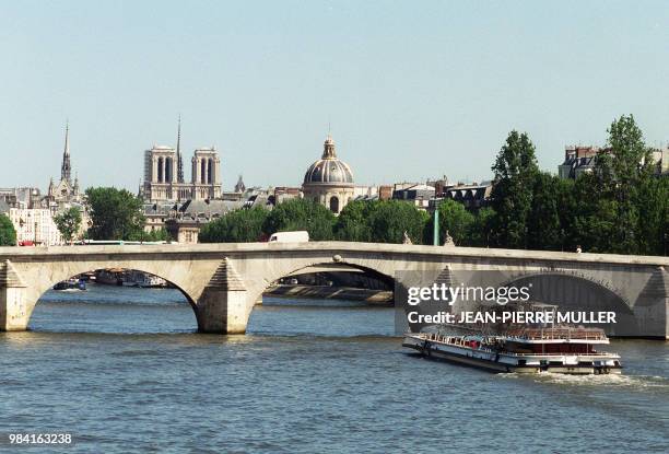 Photo de la Seine et d'une péniche prise, le 16 mai 2002, à Paris. PHOTO AFP JEAN PIERRE MULLER