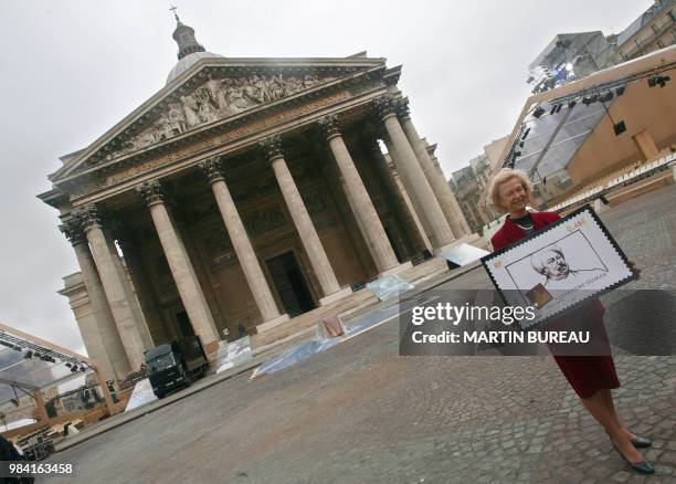 Nicole Fontaine, ministre déléguée à l'Industrie, présente le 29 novembre 2002 devant le Panthéon à Paris, une reproduction du timbre édité par La...