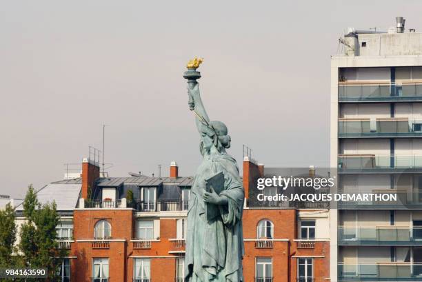 Photo prise le 1er octobre 2002 à l'extrémité ouest de l'île aux Cygnes à Paris, de la statue « La Liberté éclairant le monde », offerte à la France...